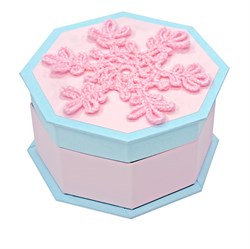 "Снежинка". Подарочная коробочка, пастильные рулеты с черной смородиной. 00167